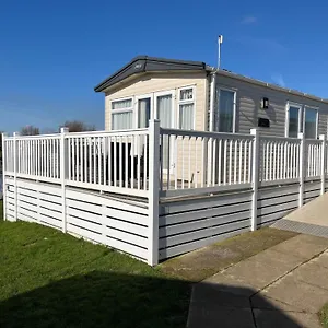 2 Bed, 2 Bath With Decking Overlooking The Fishing At Le Mere Holiday home